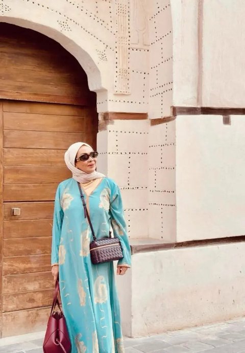 Inspirasi Model Gamis Risa Dewi, Ibunda Alyssa Daguise/Instagram/@risa_dewi