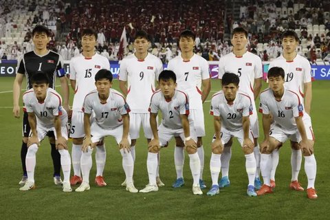 Starting XI Timnas Korea Utara saat bertandang ke markas Timnas Qatar dalam laga putaran ketiga Kualifikasi Piala Dunia 2026 di Jassim Bin Hamad Stadium, Doha (20/3/2025). (AFP/Karim Jaafar).