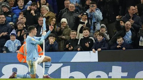 Selebrasi gelandang Manchester City, Phil Foden di depan para fans setelah mencetak gol keempat timnya sekaligus mencetak hattrick ke gawang Aston Villa pada laga pekan ke-31 Premier League