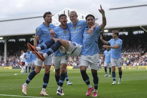 Skuad Manchester City merayakan gol Erling Haaland ke gawang Fulham di Craven Cottage, Minggu (25/05/2025) (AP/Dave Shopland)