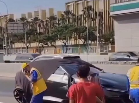 Kecelakaan lalu lintas melibatkan mobil towing yang sedang mengangkut Ferarri di Jalan Tol Cengkareng. (Dok. Tangkapan Layar Instagram @jktnewss)