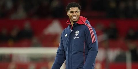 Marcus Rashford bersiap untuk pertandingan Premier League antara Manchester United melawan Newcastle pada Selasa, 31 Desember 2024.