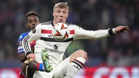 Pemain Manchester United, Rasmus Hojlund (kanan) berebut bola dengan pemain Viktor Plzen, Sampson Dweh pada laga lanjutan Liga Europa 2024/2025 di Doosan Arena, Plzen, Republik Ceska, Jumat