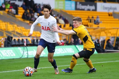 Inilah salah satu diaspora yang main di Tottenham U-18 Gabriel Han Willhoft-King. Dia termasuk salah satu pemain terbaik di Inggris dan disarankan diseleksi oleh PSSI untuk Timnas Indonesia