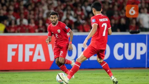 Gelandang Timnas Indonesia, Yakob Sayuri saat menghadapi Vietnam pada laga Grup F kualifikasi Piala Dunia 2026 Zona Asia di Stadion Utama Gelora Bung Karno (SUGBK), Senayan, Jakarta, Kamis