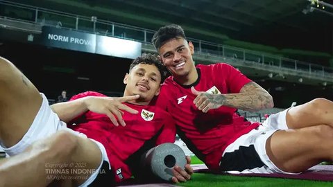 Pemain Timnas Indonesia, Dean James (kiri) dan Mees Hilgers saat melakukan latihan perdana menjelang laga putaran ketiga Kualifikasi Piala Dunia 2026 melawan Australia di Stadion Netstrata
