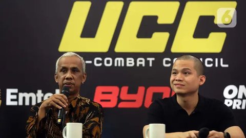 Ketua Umum Uni-Combat Council (UCC) Nelson Nainggolan (kiri) memberi keterangan terkait perkenalan Uni-Combat Council (UCC) di Media Center, Kementerian Pemuda dan Olahraga, Jakarta, Senin (16/6/2025). (Liputan6.com/Helmi Fithriansyah)