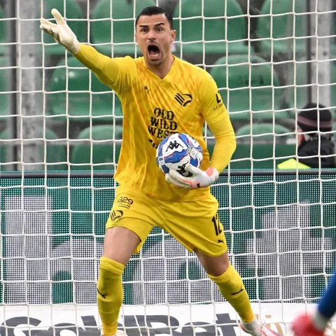 Calon kiper naturalisasi Timnas Indonesia, Emil Audero, tampil semakin impresif sejak bergabung dengan Palermo pada bursa transfer musim dingin 2025. (dok. Palermo)