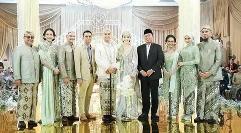 Potret keluarga besar di pernikahan Al Ghazali dan Alyssa Daguise. (sumber: Instagram/raffinagita1717)