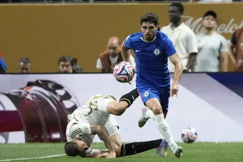 Pedro Neto (Chelsea) dan Ryan Hollingshead (Los Angeles FC) berebut bola dalam laga Club World Cup Grup D di Atlanta (AP Photo/Brynn Anderson)
