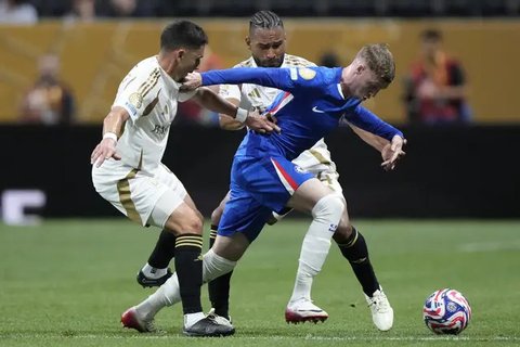 Cole Palmer (Chelsea), Eddie Segura dan Mark Delgado (Los Angeles FC) berebut bola dalam laga Club World Cup Grup D di Atlanta (AP Photo/Brynn Anderson)