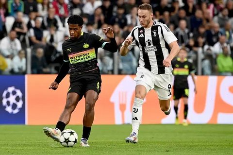 Bek PSV Eindhoven, Ryan Flamingo (kiri), diklaim memiliki darah Indonesia dan disebut bakal dinaturalisasi untuk memperkuat Timnas Indonesia. (AFP/Isabella BONOTTO)