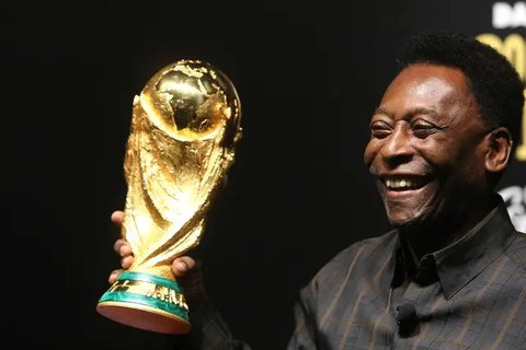 Legenda sepak bola asal Brasil, Pele, pada sebuah seremoni di Rio de Janeiro, Brasil (6/2/2010).  (EPA/Marcelo Sayao)