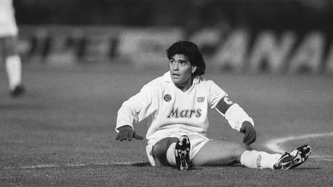 Diego Maradona. Dengan segala kehebatannya, terutama saat mengalahkan Inggris pada Piala Dunia 1986, semua orang pasti setuju ia berhak mendapatkannya. Namun karena aturan, menjadi mustahil