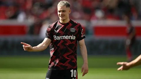 Gelandang Bayer Leverkusen asal Jerman bernomor punggung 10, Florian Wirtz, melakukan pemanasan sebelum pertandingan divisi pertama Bundesliga Jerman antara Bayer Leverkusen dan Union Berlin