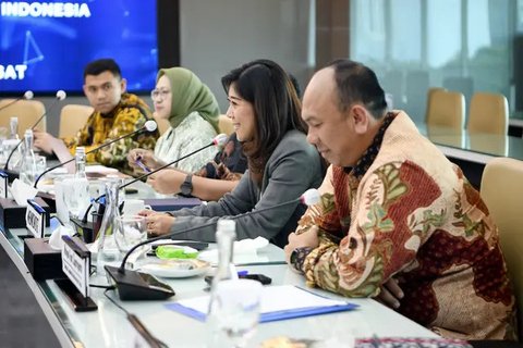 Menkomdigi Meutya Hafid di hadapan pimpinan Telkom, Telkomsel, Indosat, dan XL Smart dalam audiensi di Kantor Kementerian Komdigi, Jakarta, Kamis (12/6/2025). (komdigi.go.id)