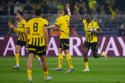 Pemain depan Dortmund asal Guinea Serhou Guirassy (kanan) merayakan gol pembuka dari titik penalti bersama rekan satu timnya selama pertandingan sepak bola leg kedua perempat final Liga