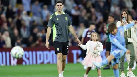 Kiper Aston Villa asal Argentina #23, Emiliano Martinez, memegang tangan anaknya saat melakukan putaran kehormatan di akhir pertandingan Liga Primer Inggris antara Aston Villa dan Tottenham