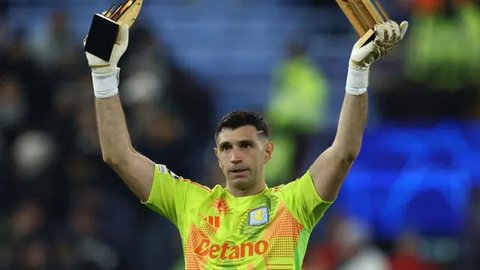 Kiper Aston Villa asal Argentina #23, Emiliano Martinez, memberikan penghargaan Golden Glove kepada para penggemar menjelang pertandingan Liga Champions UEFA antara Aston Villa dan Juventus