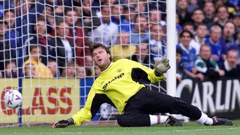 Massimo Taibi. Pemain yang berposisi sebagai kiper ini didatangkan dari Venezia pada September 1999 setelah Manchester United melepas Peter Schmeichel ke Sporting. Tampil apik di dua laga