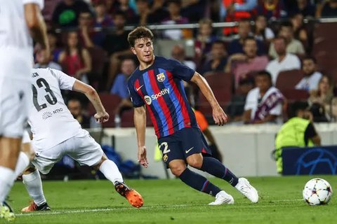 Gelandang Barcelona, Pablo Torre mengumpan bola saat bertanding melawan Viktoria Plzen pada pertandingan Grup C Liga Champions di stadion Camp Nou di Barcelona, Spanyol, Kamis (8/9/2022)