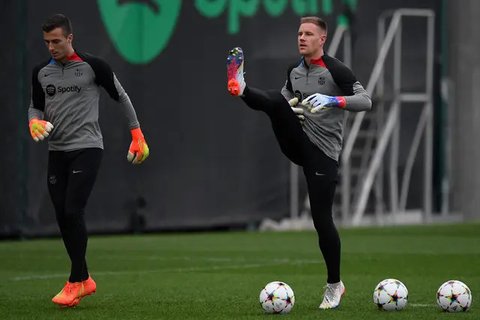 Kiper Barcelona Inaki Pena (kiri) dan Marc-Andre ter Stegen menghadiri sesi latihan bersiap menjamu Inter Milan pada matchday 4 Grup C Liga Champions di tempat latihan Joan Gamper di Sant