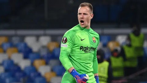Marc-Andre ter Stegen. Kiper asal Jerman berusia 30 tahun yang telah 8 musim memperkuat Barcelona ini pada musim 2021/2022 lalu total kebobolan sebanyak 57 gol dari 48 laga di semua ajang