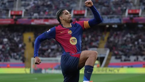 Di babak kedua, Barcelona tampil menekan. Pada menit ke-56, tandukan Ronald Araujo menambah keunggulan Barcelona atas Real Sociedad. (LLUIS GENE/AFP)