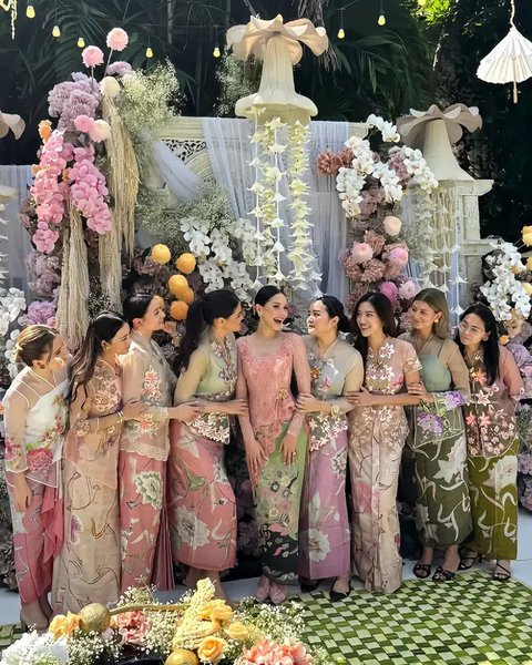 7 Potret Bridesmaid dan Groomsmen di Pernikahan Alyssa Daguise dan Al Ghazali, Dari Anggun dengan Kebaya hingga Macho dengan Setelan Jas (sumber: Instagram/roemah_kebaya_vielga)
