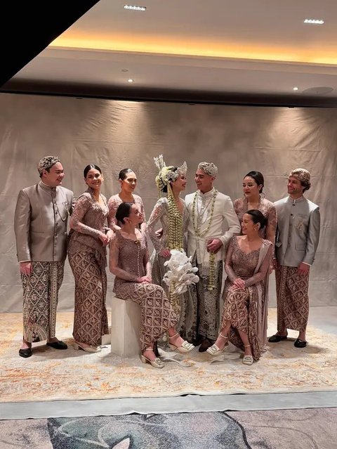 7 Potret Bridesmaid dan Groomsmen di Pernikahan Alyssa Daguise dan Al Ghazali, Dari Anggun dengan Kebaya hingga Macho dengan Setelan Jas (sumber: Instagram/michelemaryam)
