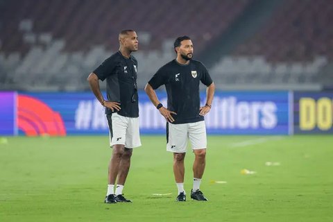 Patrick Kluivert dan Denny Landzaat memimpin sesi latihan resmi Timnas Indonesia di Stadion Utama Gelora Bung Karno, Jakarta, Rabu (4/6/2025). (Bola.com/Bagaskara Lazuardi)