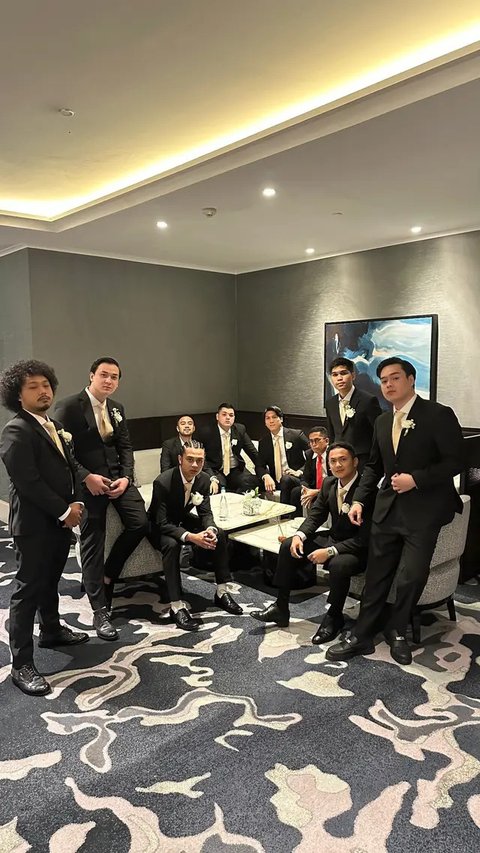 7 Potret Bridesmaid dan Groomsmen di Pernikahan Alyssa Daguise dan Al Ghazali, Dari Anggun dengan Kebaya hingga Macho dengan Setelan Jas (sumber: Instagram/gibranfauzan77)