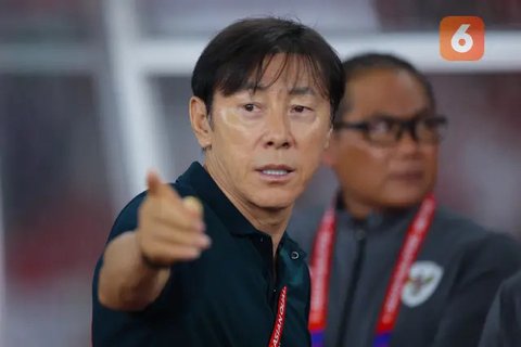 Pelatih Timnas Indonesia, Shin Tae-yong, saat memimpin pasukannya membungkam Arab Saudi dengan skor 2-0 pada laga keenam Grup C putaran keenam kualifikasi Piala Dunia 2026 di Stadion Utama