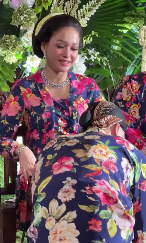 Kalung Maia Estianty pada Siraman Al Ghazali, Simbol Gaya Personal Berkelas (Foto: Instagram @maiaestiantyreal)