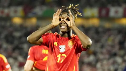 Gol pembuka kemenangan Spanyol dicetak Nico Williams (tengah) pada menit ke-47. (INA FASSBENDER/AFP)