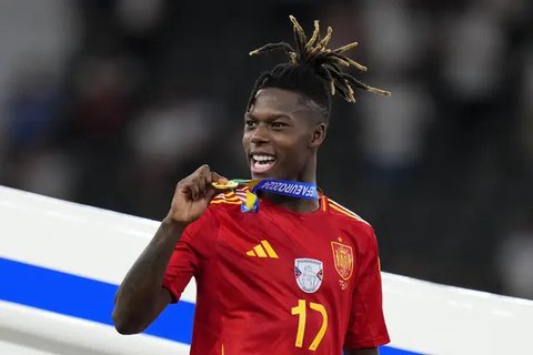 Gol pembuka kemenangan Spanyol dicetak Nico Williams (tengah) pada menit ke-47. (INA FASSBENDER/AFP)