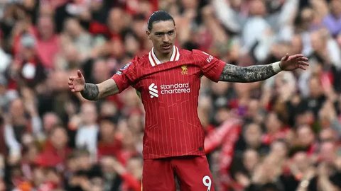 Pemain Liverpool, Dominik Szoboszlai (kiri) merayakan kemenangan timnya bersama Andrew Robertson setelah memastikan gelar juara Liga Inggris 2024/2025 di Anfield, Liverpool, Inggris, Minggu (