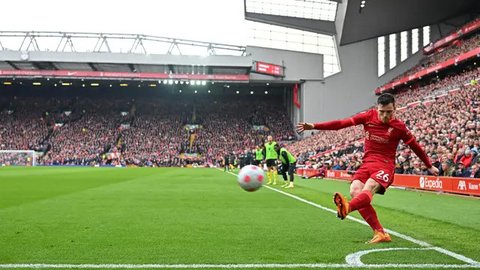 Pemain Liverpool, Dominik Szoboszlai (kiri) merayakan kemenangan timnya bersama Andrew Robertson setelah memastikan gelar juara Liga Inggris 2024/2025 di Anfield, Liverpool, Inggris, Minggu (