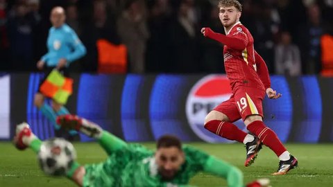Pemain Liverpool, Dominik Szoboszlai (kiri) merayakan kemenangan timnya bersama Andrew Robertson setelah memastikan gelar juara Liga Inggris 2024/2025 di Anfield, Liverpool, Inggris, Minggu (