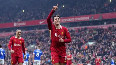 Pemain Liverpool, Dominik Szoboszlai (kiri) merayakan kemenangan timnya bersama Andrew Robertson setelah memastikan gelar juara Liga Inggris 2024/2025 di Anfield, Liverpool, Inggris, Minggu (