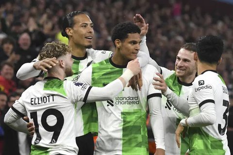 Pemain Liverpool, Dominik Szoboszlai (kiri) merayakan kemenangan timnya bersama Andrew Robertson setelah memastikan gelar juara Liga Inggris 2024/2025 di Anfield, Liverpool, Inggris, Minggu (