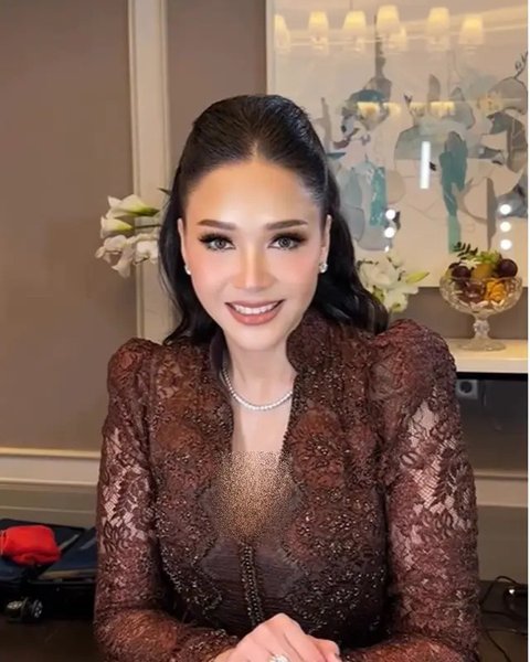 Detail outfit Maia Estianty di intimate dinner Al Ghazali-Alyssa Daguise. (sumber: Instagram/deanmua_)