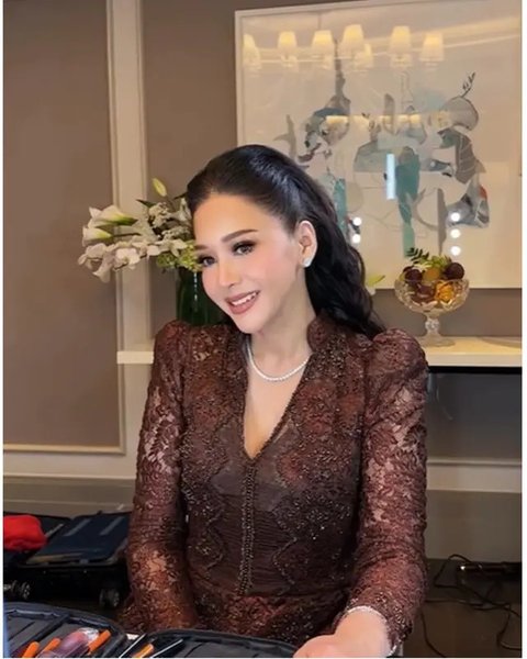 Detail outfit Maia Estianty di intimate dinner Al Ghazali-Alyssa Daguise. (sumber: Instagram/deanmua_)