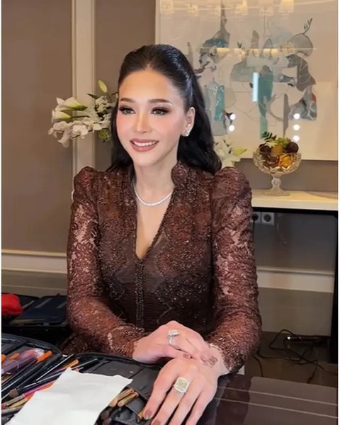Detail outfit Maia Estianty di intimate dinner Al Ghazali-Alyssa Daguise. (sumber: Instagram/deanmua_)