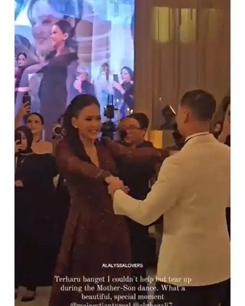 Detail outfit Maia Estianty di intimate dinner Al Ghazali-Alyssa Daguise. (sumber: Instagram/deanmua_)