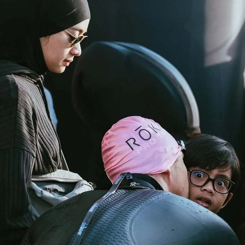 Yang bikin makin touching, Ayudya sama anaknya rela jauh-jauh ke Australia cuma buat dukung Ditto. Sweet banget kan? Kebayang gimana senengnya Ditto punya keluarga yang super supportive gini. Pasti jadi motivasi extra buat kasih performa terbaiknya di kompetisi.