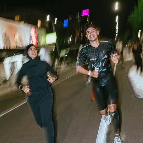 Pas Ditto sampai di garis finish, ekspresi Ayudya dan anaknya tuh priceless banget! Kebahagiaan mereka keliatan jelas dari foto-foto yang dishare. Momen kayak gini emang yang bikin hidup berasa meaningful banget ya. Auto terharu deh liatnya.