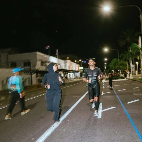 Keluarga Ditto-Ayudya emang jadi inspirasi buat hidup sehat dan aktif. Bukan cuma ngomong doang, tapi beneran action dan commit sama gaya hidup sehat. Plus, keluarganya solid banget saling dukung. Emang family goals yang sesungguhnya deh.