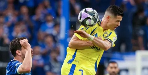 Cristiano Ronaldo kembali menunjukkan ketajamannya dengan memborong dua gol dalam kemenangan Al-Nassr atas Al-Hilal di Liga Arab Saudi, Sabtu (5/4/2025). (AFP/Fayez Nureldine)