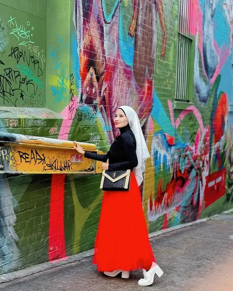 Foto wajah Ayu Widyaningrum muncul di salah satu billboard Times Square New York City, AS dengan keterangan terdiri tiga kata: Indonesian Innovator Doctor. (Foto: Dok. Instagram @drayuwidy